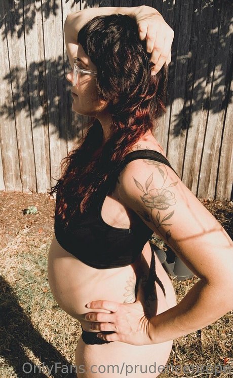 ストリップショー オンリーファンズ ポルノ 写真