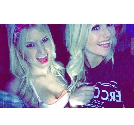 巨乳で痩せているオンリーファンズ ベスト 画像