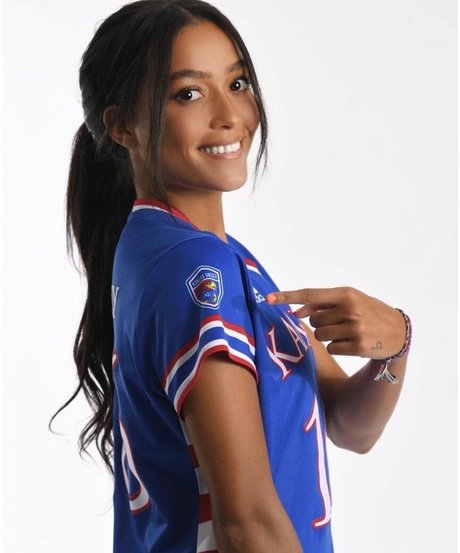 かわいいブロンドのオンリーファンズ ヌード 写真