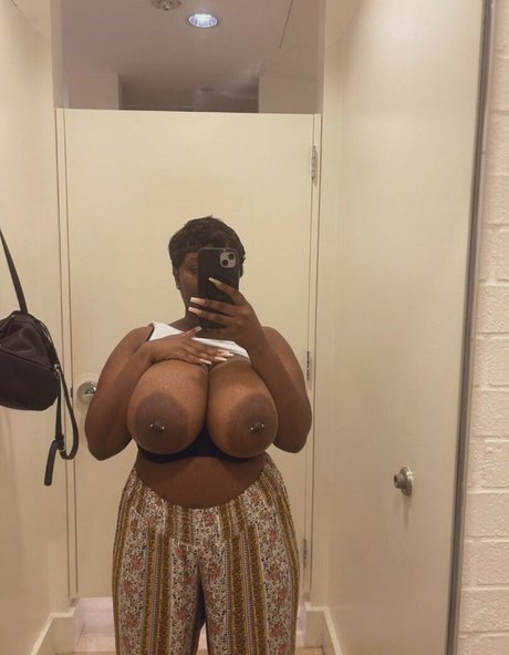 lizziesoexotic ヌードのポルノスター 写真