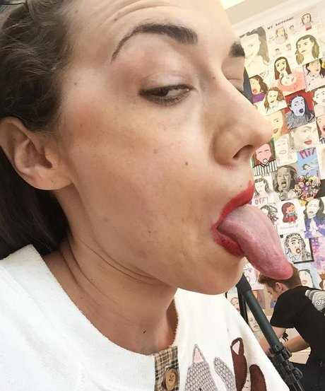 Colleen Ballinger 裸の女優 写真