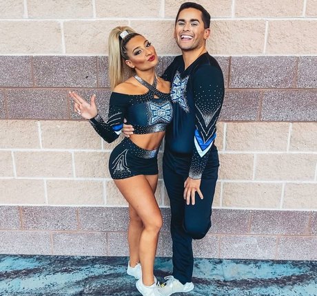 Lizzy Decologero アートスター ギャラリー