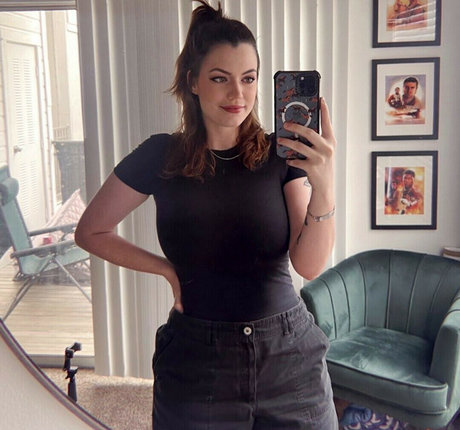 RipMika 裸のモデル 写真