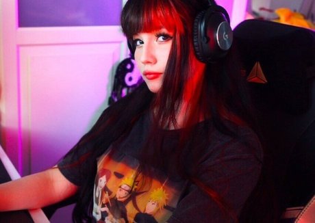 Shini Waifu ホット女優 写真