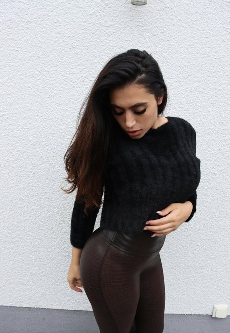 ティックトックスター オンリーファンズ えろ 画像