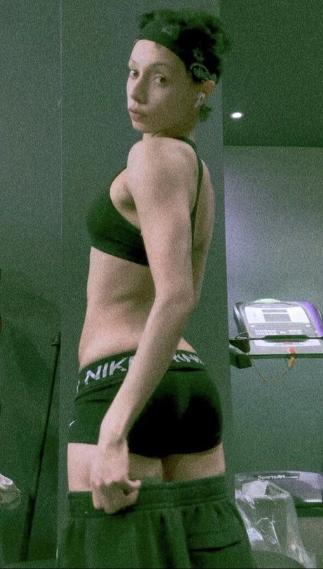 大学のアジア人オンリーファンズ セクシー裸 画像