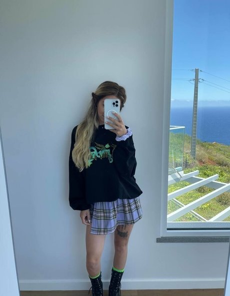 ベビーシッターオンリーファンズ ポルノ 写真