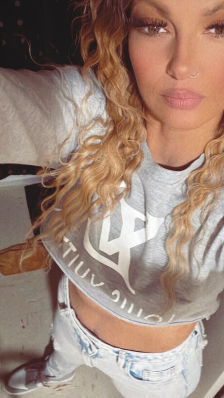 JustMeeeeh アダルトスター アーカイブ