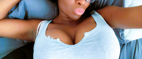 Kree 裸のポルノスター 写真