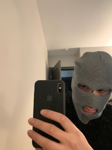 バン・オンリーファンズ ヌード 画像