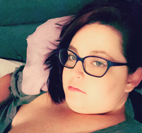 ぽっちゃりブロンドのオンリーファンズ ポルノグラフィック 写真