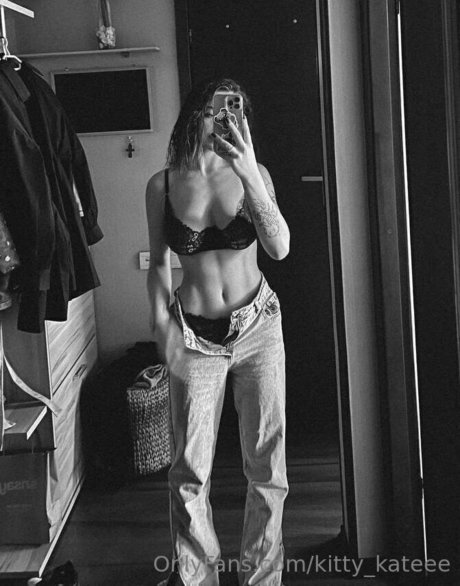 ランジェリーヌードオンリーファンズ ポルノグラフィック ギャラリー