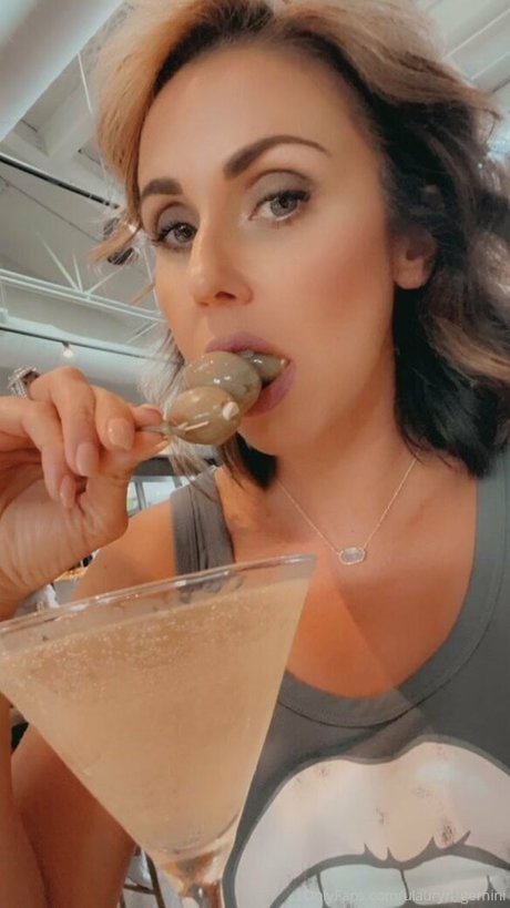 ulauryn gemini ヌードのポルノスター 写真