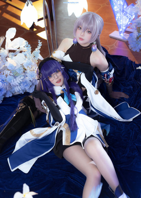 オイルを塗った巨乳オンリーファンズ 美しい裸 写真