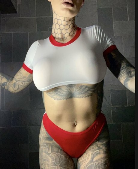 Bee Phillips XXXモデル 写真