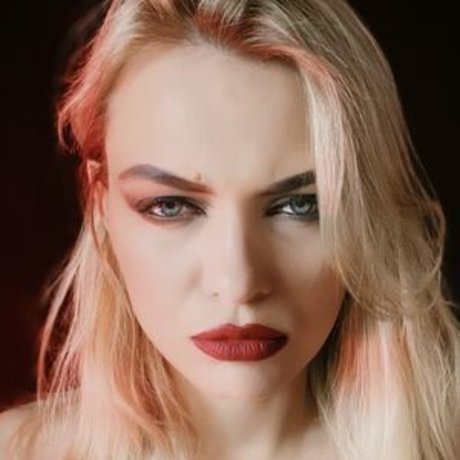 巨乳ストリップオンリーファンズ アートポルノ 画像