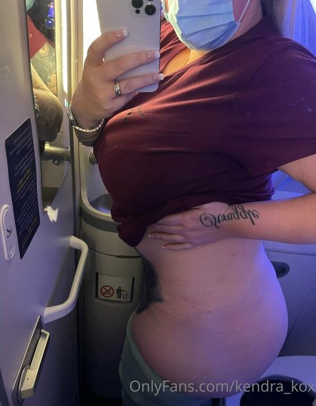 kendra kox ポルノスター トップ 写真