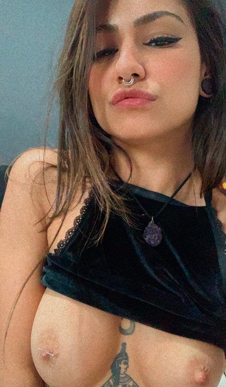 ティックトックスター オンリーファンズ 美しい裸 写真