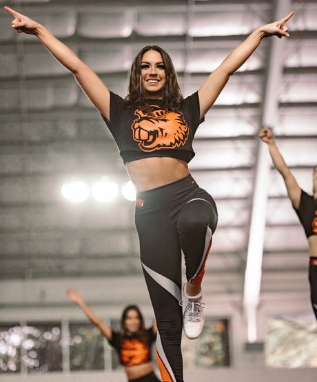 Taylor Johnson Cheer 美しいスター 写真