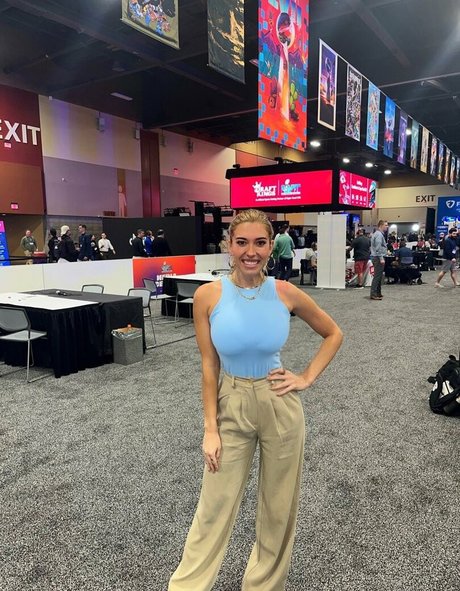 Taylor Mathis かわいいスター 画像