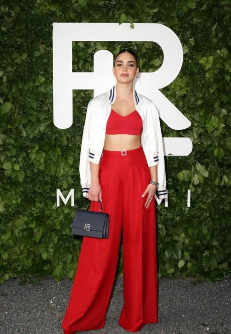 Melissa Barrera 裸の女優 画像