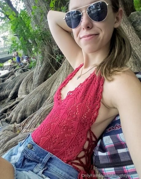 thoughtypraxis アダルトモデル 写真