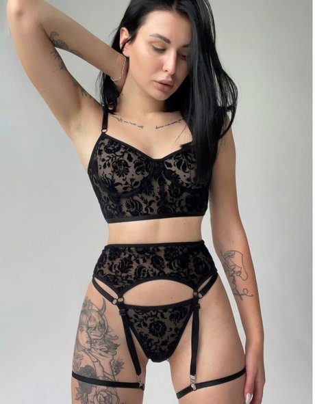 巨乳で曲線美のオンリーファンズ 無料セクシー 写真