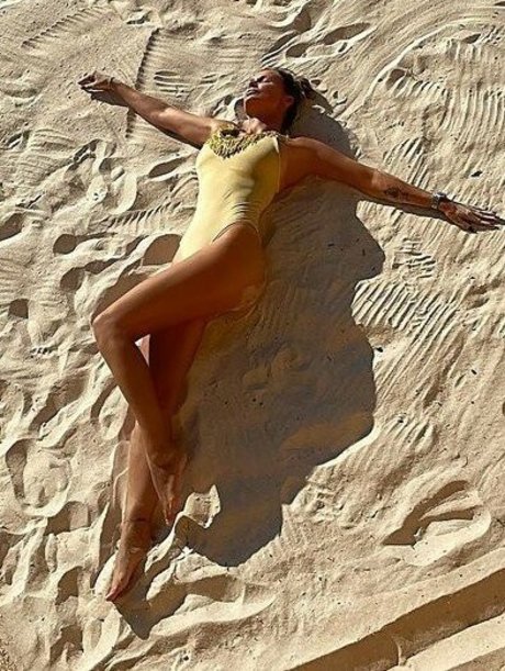 ぽっちゃりブロンドのオンリーファンズ えろ 写真