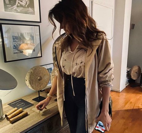 小さなおっぱいオンリーファンズ セクシー裸 写真