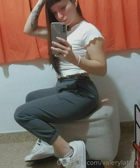 val latina 裸のモデル 画像