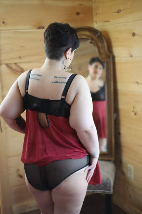 Buxom Booty 高品質モデル 写真