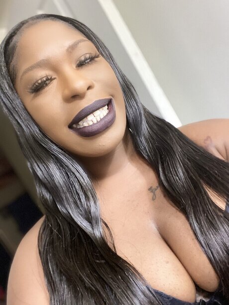 BuffySaintMarie ヌードスター 写真