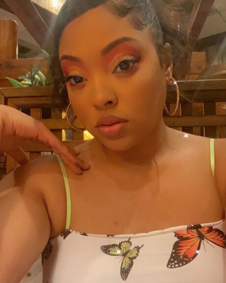 自然な赤毛のオンリーファンズ 美しい 画像