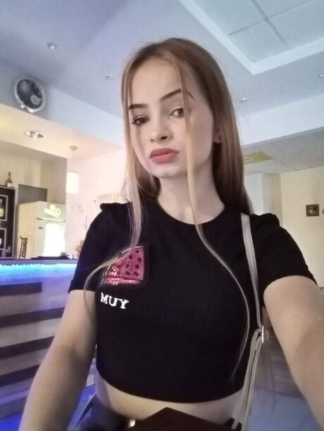 曲線美の女の子オンリーファンズ ホットヌード 画像