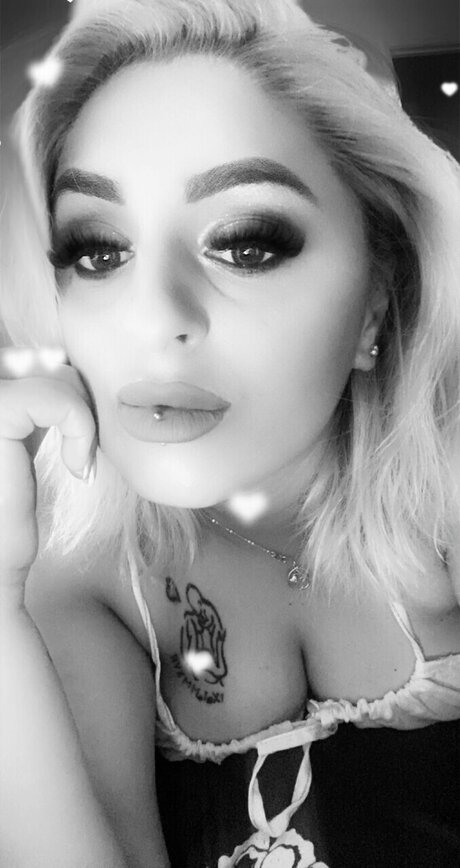 Adelina 素敵なポルノスター 写真