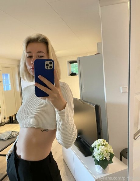 小さいチンポのシーメールオンリーファンズ ホットセクシー 写真