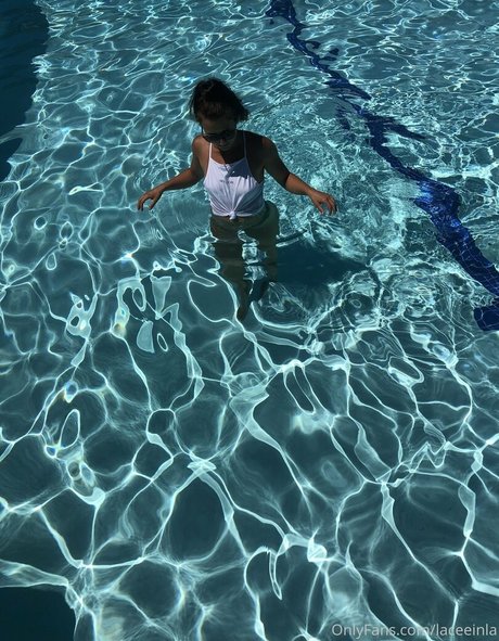 ゴス3P オンリーファンズ セクシーヌード 写真