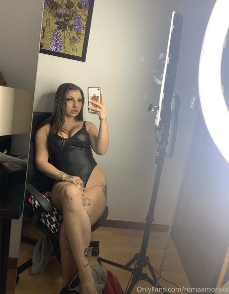 曲線美の女の子オンリーファンズ トップ 画像