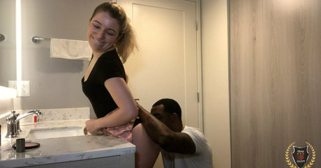 ティーンフィンガリングオンリーファンズ HD 写真