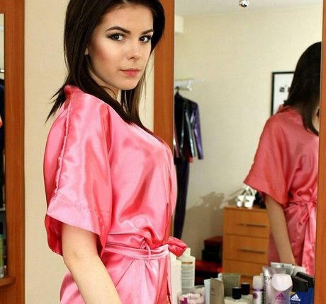 セクシーなブルネットのオンリーファンズ 美しいxxx 写真