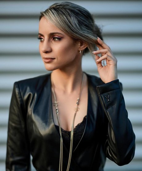 laure bv ポルノスター 写真