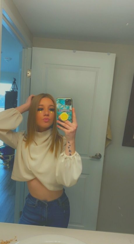 バン・オンリーファンズ ヌード 写真