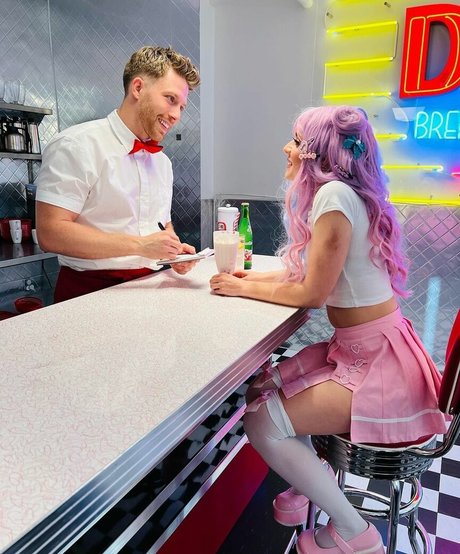 Madilyn Bailey アートスター 写真