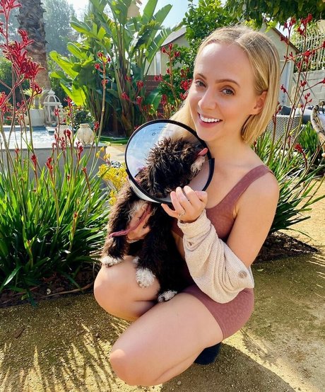 Madilyn Bailey アートモデル 写真