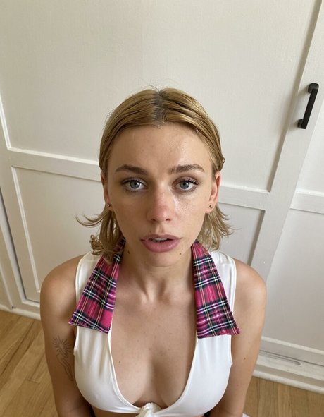 教室オンリーファン ヌード 画像