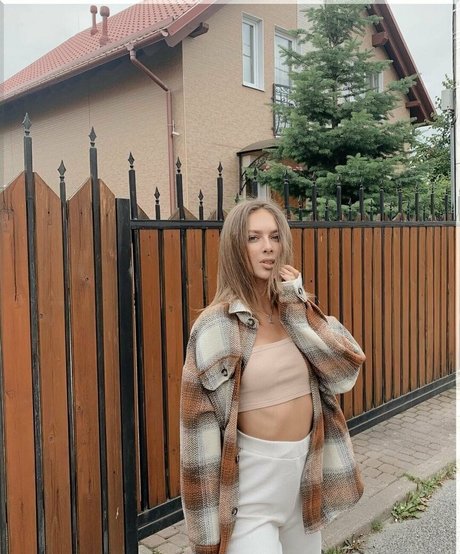 かわいいブロンドのオンリーファンズ アート裸 写真