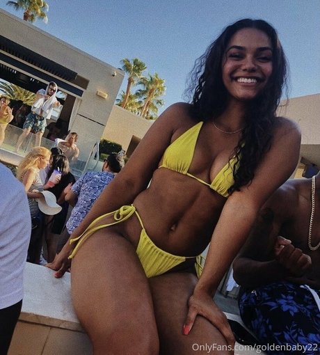 ぽっちゃりブロンドのオンリーファンズ ホット 画像