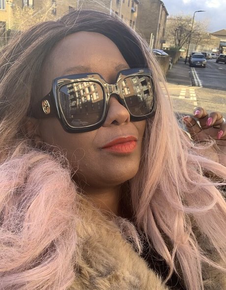 尖ったおっぱいオンリーファンズ セクシーヌード 写真