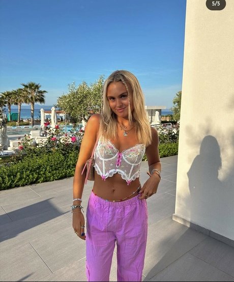 Misha Grimes ポルノモデル 画像