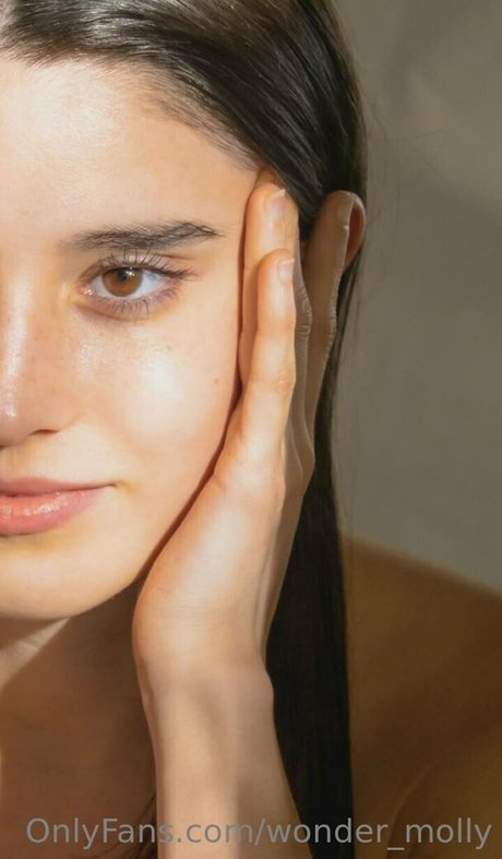 wonder molly ヌードスター 写真